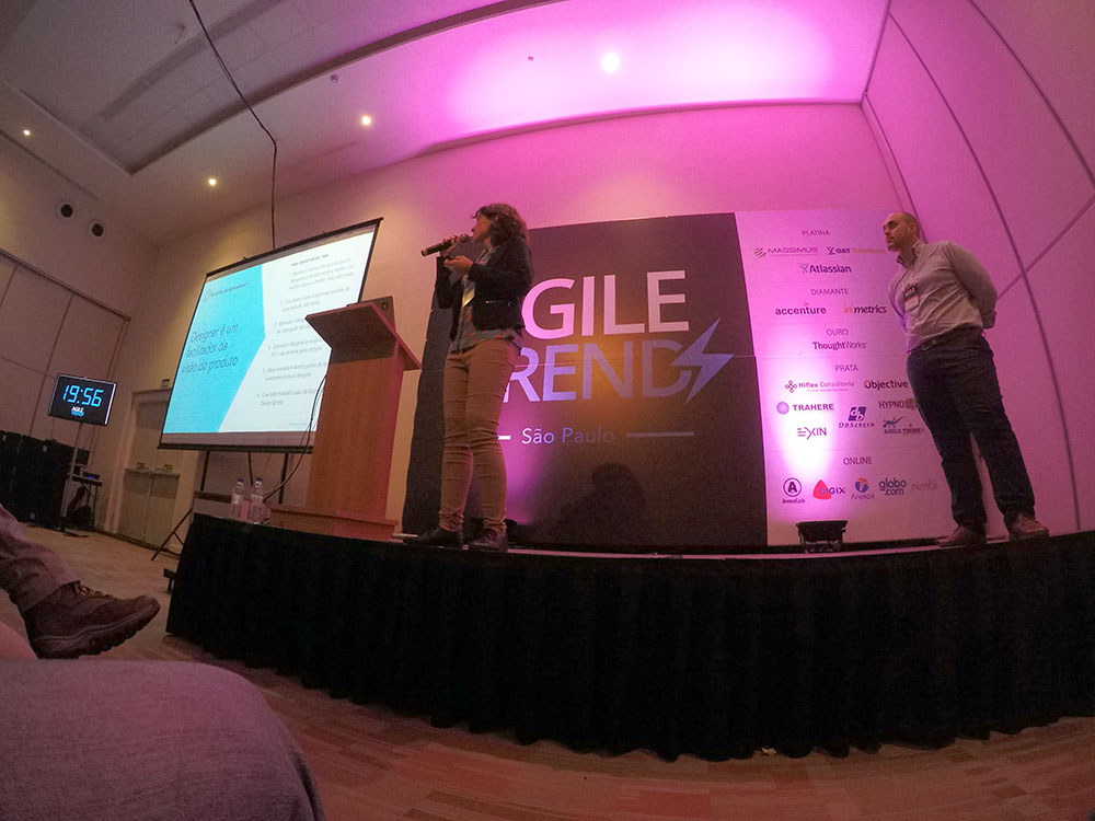 Fabrício Dore e Paola Mouro apresentando Design e Agile