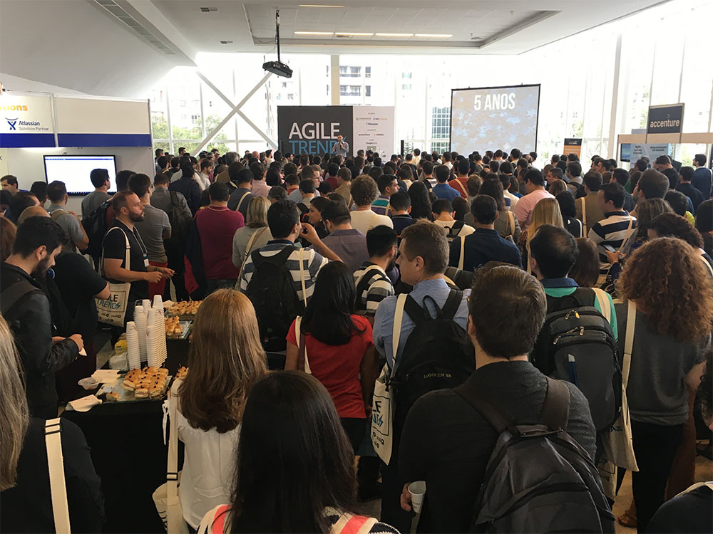 Pessoas reunidas na abertura do evento.