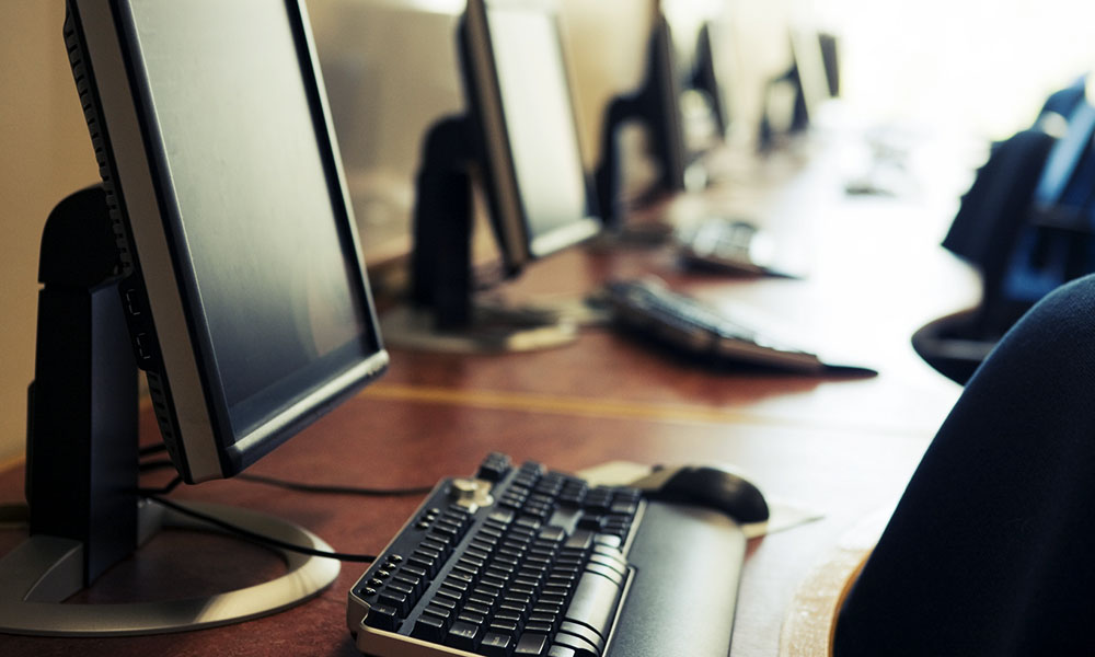 Vários computadores sobre bancada.