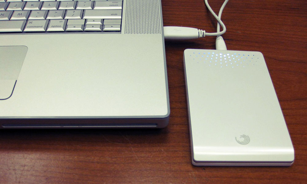 HD externo ligado ao computador realizando backup