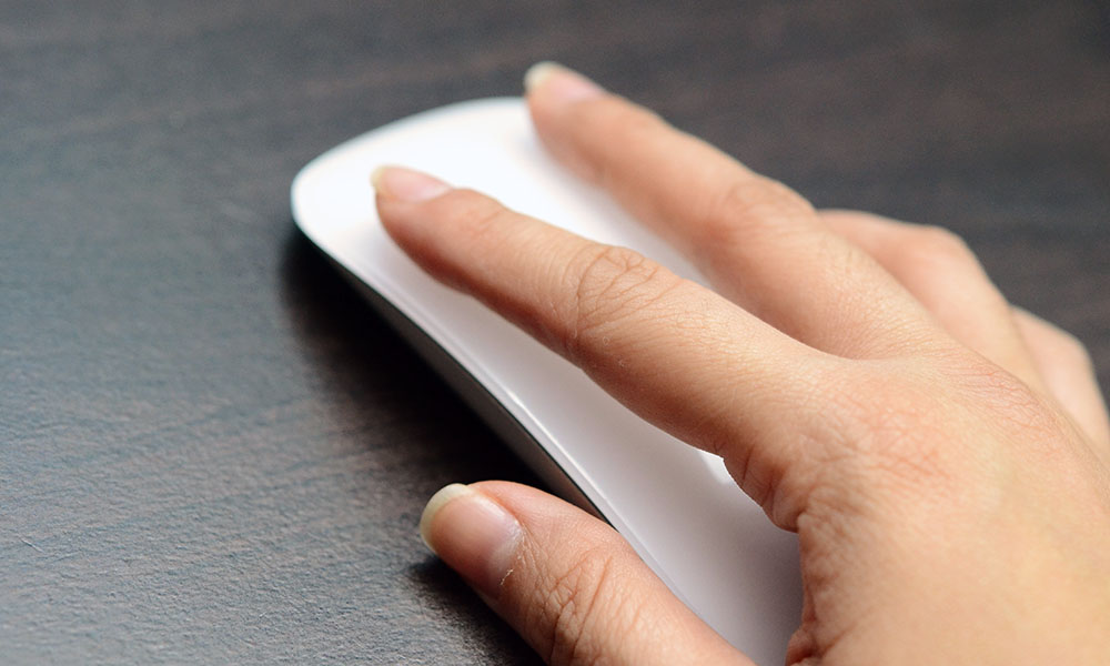 Pessoa utilizando um mouse.