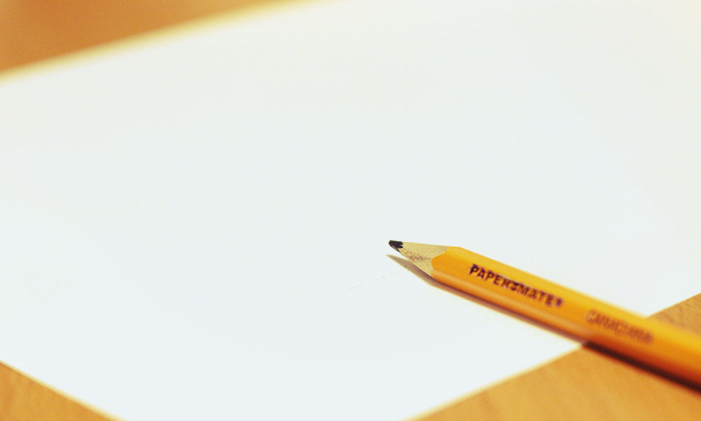 Lápis sobre um papel em branco.