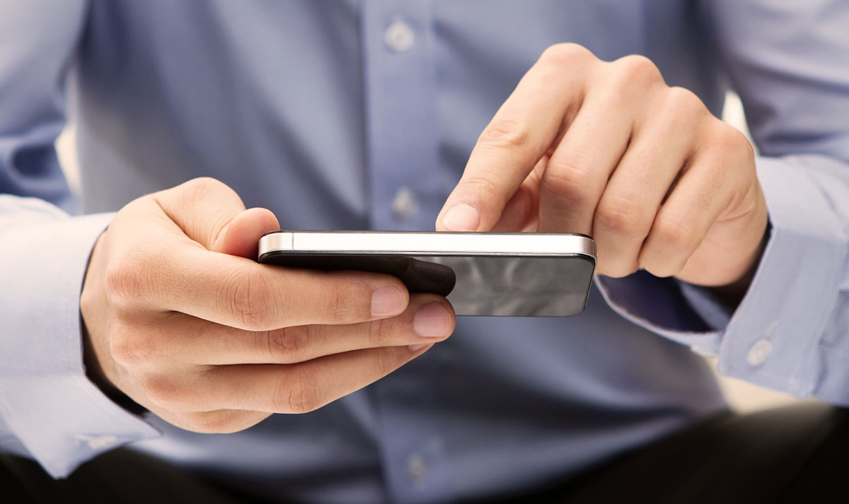 Pessoa utilizando um smartphone.